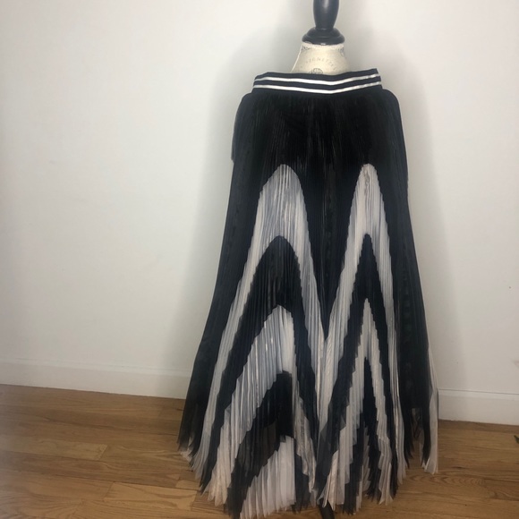 Alice + Olivia Dresses & Skirts - NWT Alice + Olivia skirt sz 10